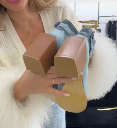 Divatos női magas sarkú cipő farmer anyagból, gombokkal