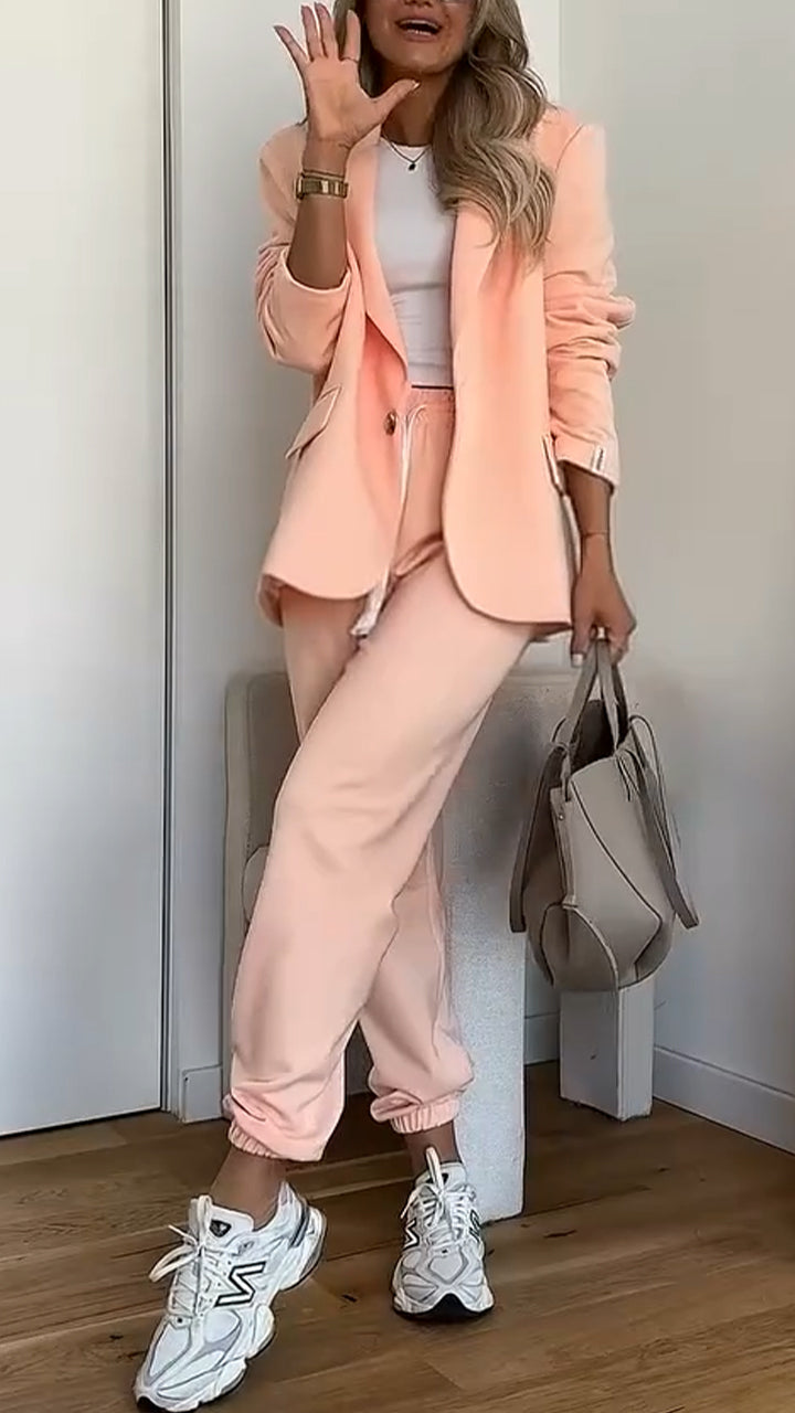 Divatos, mindennapi használatra szánt női kosztüm szett egyszínű és hajtókás változatban.