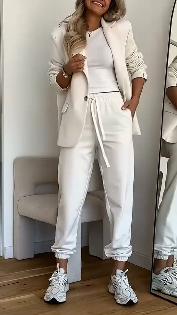 Divatos, mindennapi használatra szánt női kosztüm szett egyszínű és hajtókás változatban.