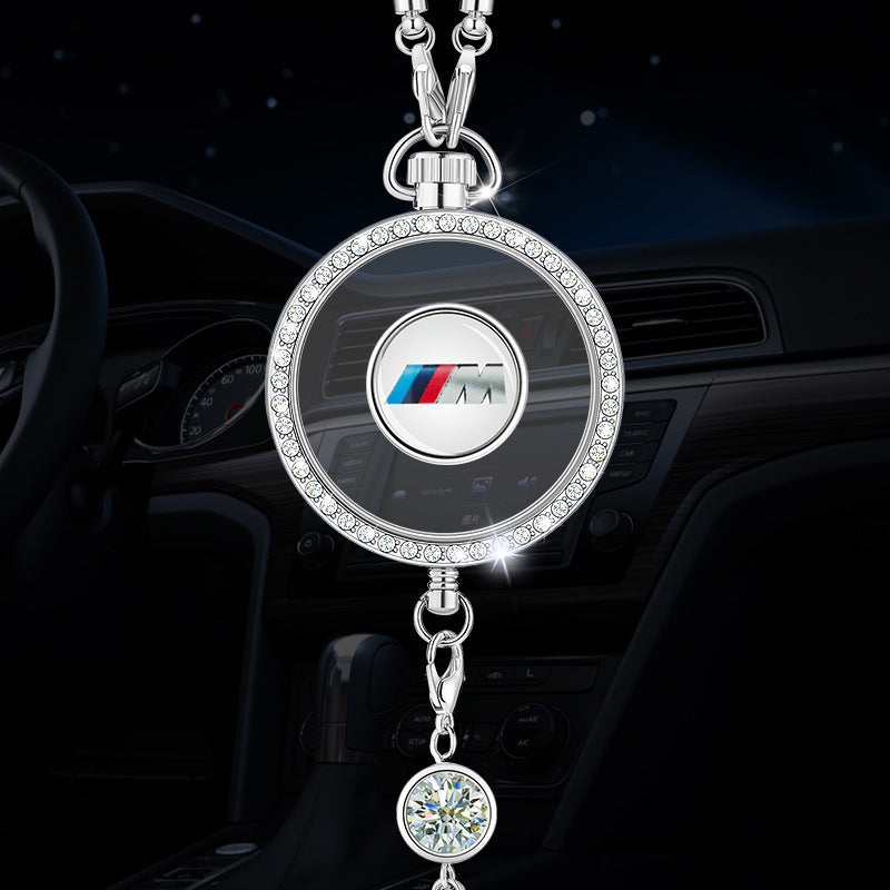 Autó aromaterápiás logós medál fémből és gyémántokból