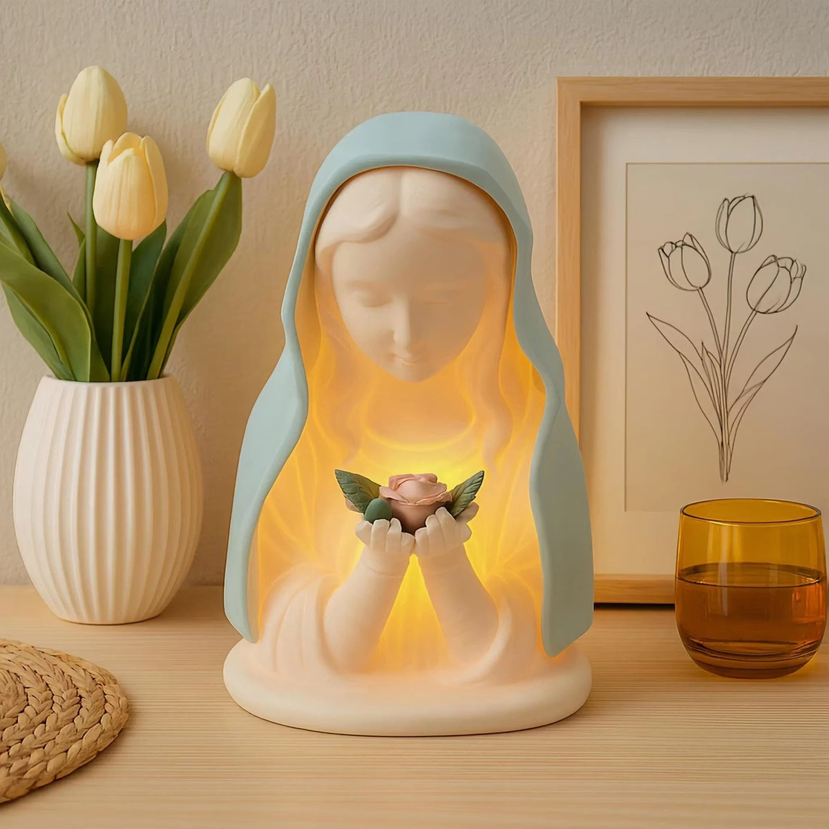 ✝️ Kézzel készített gyantából készült éjjeli lámpa, amely Szűz Máriát ábrázol – a béke és a védelem gyengéd ragyogása
