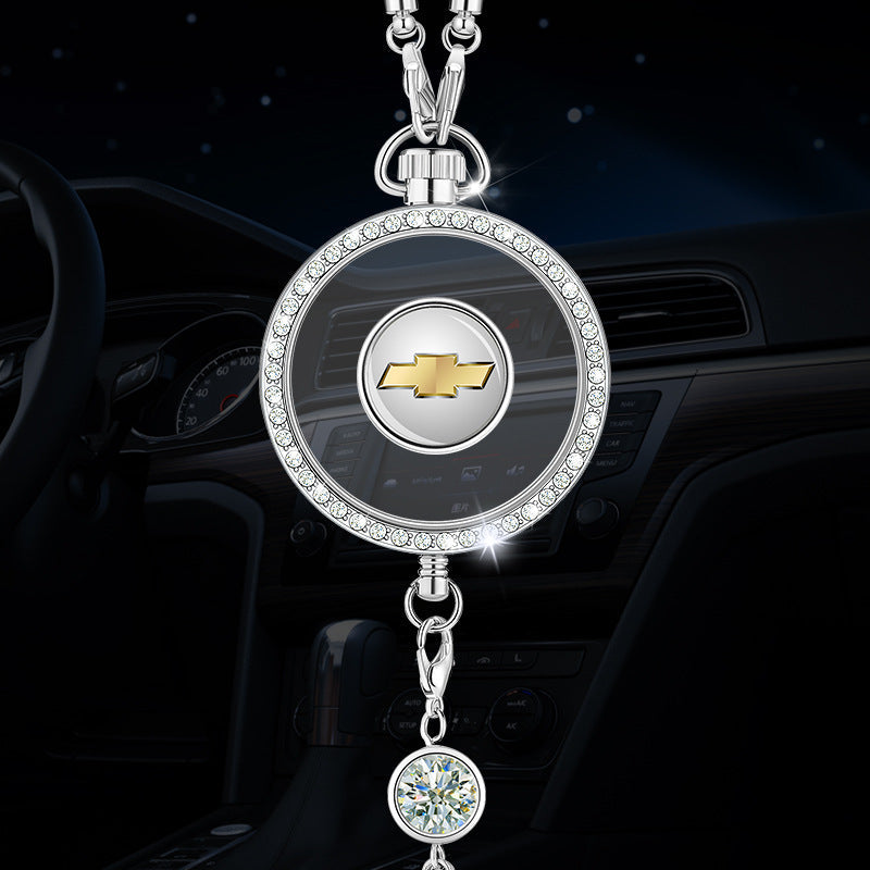 Autó aromaterápiás logós medál fémből és gyémántokból