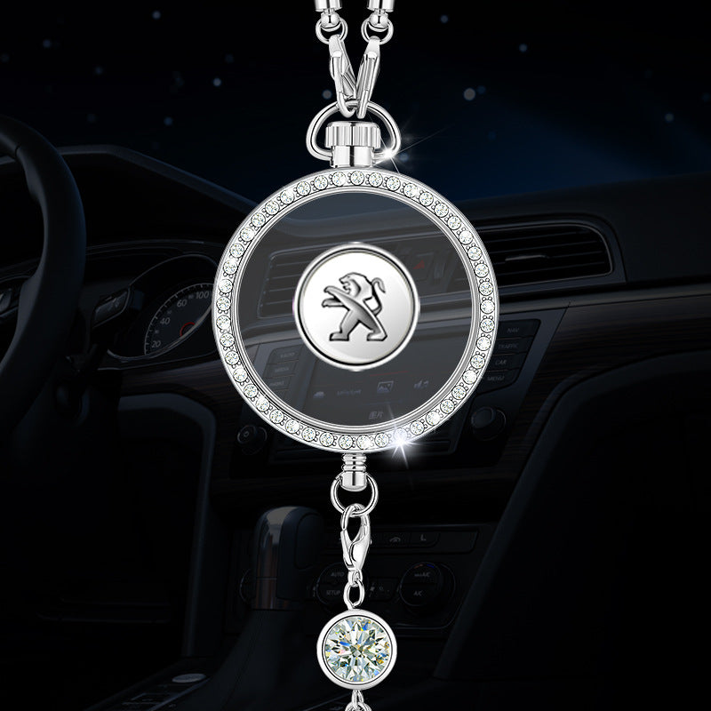Autó aromaterápiás logós medál fémből és gyémántokból