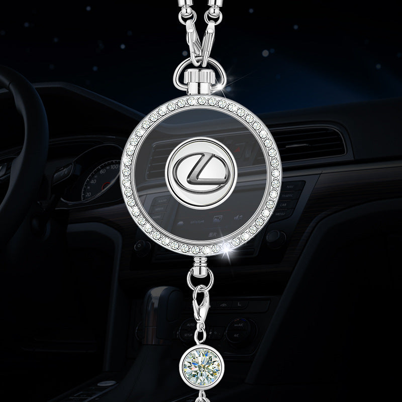 Autó aromaterápiás logós medál fémből és gyémántokból