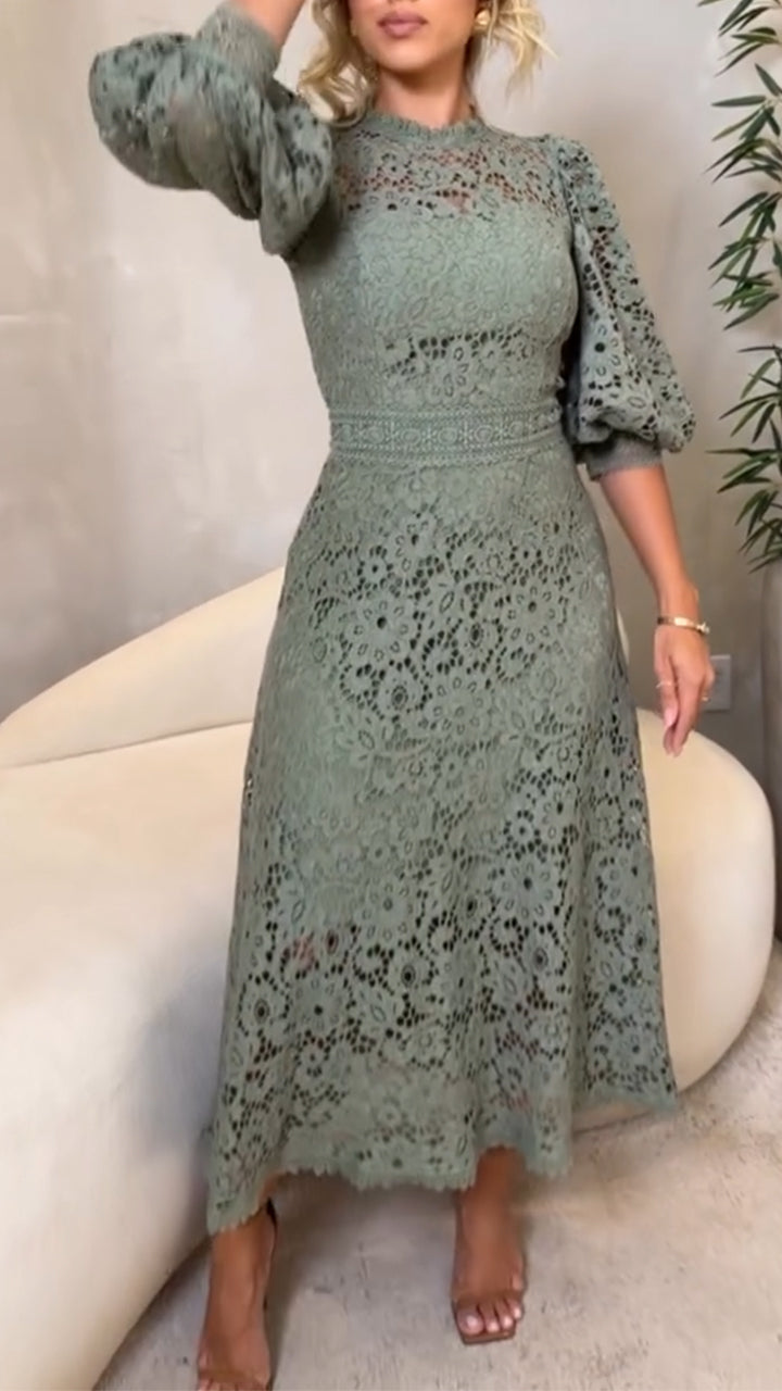 Női csipke ruha kerek nyakkivágással és "nyári" ujjakkal