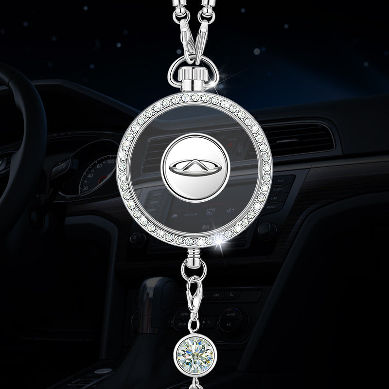 Autó aromaterápiás logós medál fémből és gyémántokból