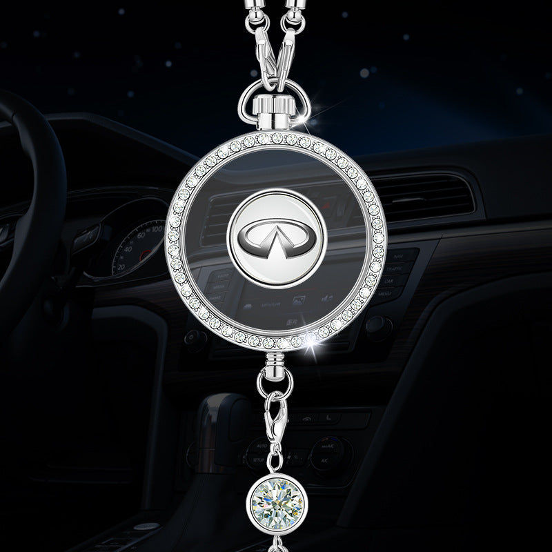Autó aromaterápiás logós medál fémből és gyémántokból