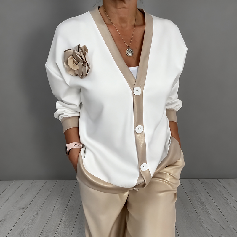 Női kétrészes szett, amely egy V-nyakú felsőből és egy magas derekú nadrágból áll.