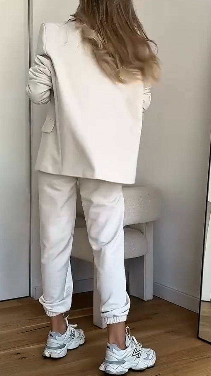 Divatos, mindennapi használatra szánt női kosztüm szett egyszínű és hajtókás változatban.