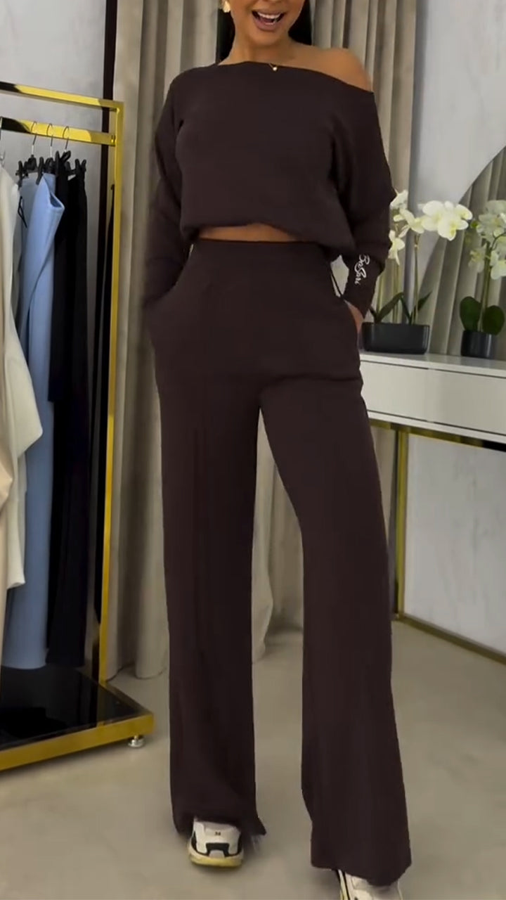 Női kosztüm laza, váll nélküli blúzzal és lezser nadrággal