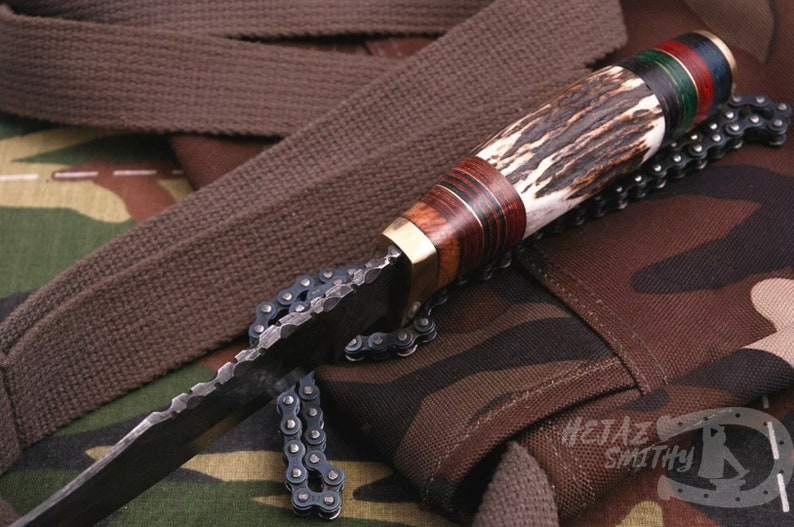 Kézzel készített nyúzókés damaszkuszi acélból, 15 cm hosszú, agancs nyéllel.