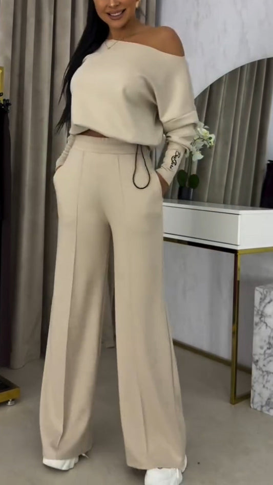 Női kosztüm laza, váll nélküli blúzzal és lezser nadrággal