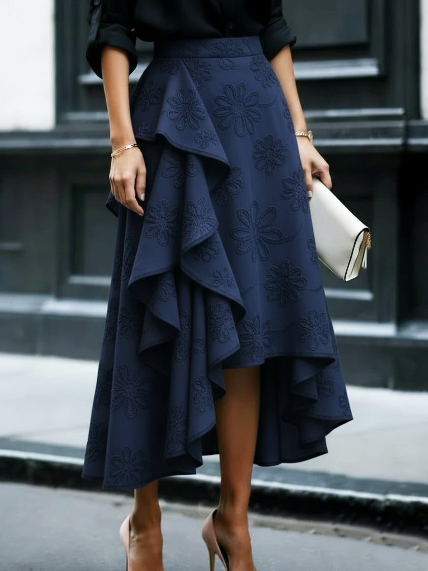 Elegáns, romantikus szoknya fodros és virágos hímzéssel