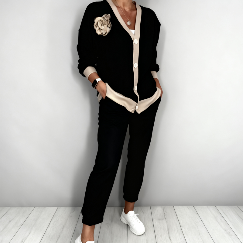 Női kétrészes szett, amely egy V-nyakú felsőből és egy magas derekú nadrágból áll.