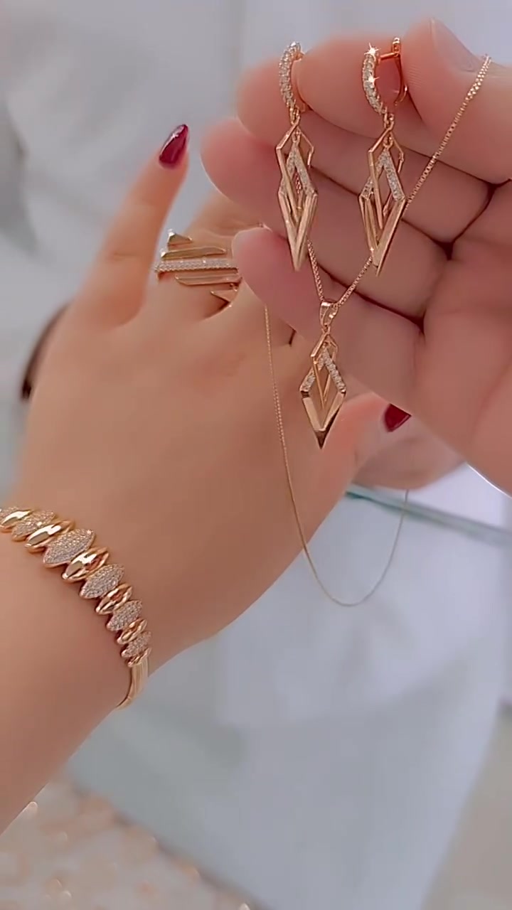 Egy stílusos és sokoldalú szett, amely három darabból áll: egy karkötőből, egy gyűrűből és egy nyakláncból.