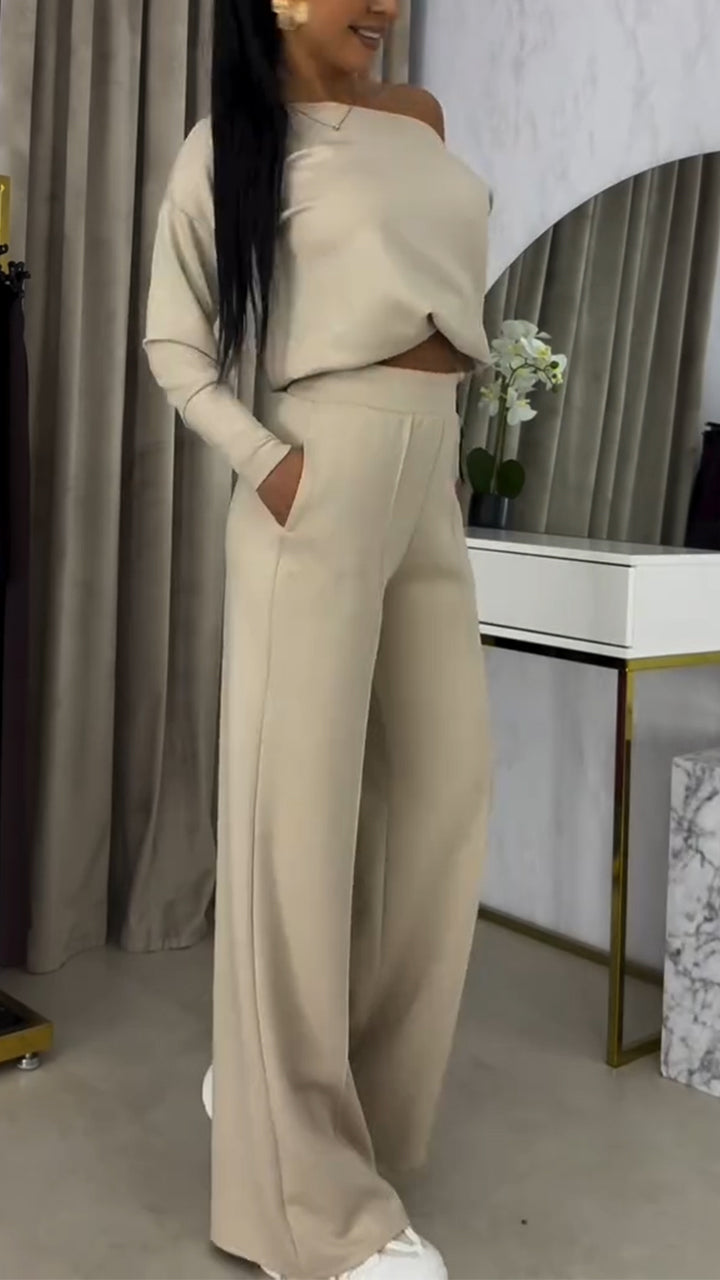 Női kosztüm laza, váll nélküli blúzzal és lezser nadrággal