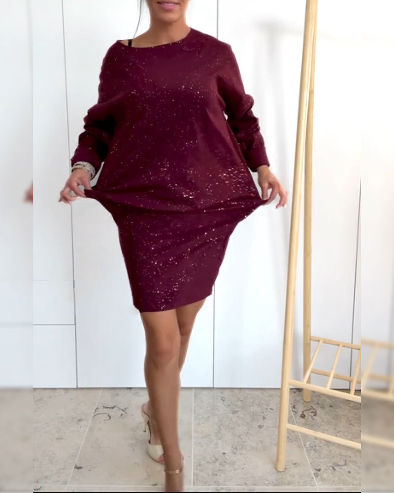 Kerek nyakkivágású és finom brokáttal ellátott ruha