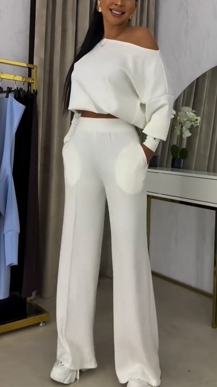 Női kosztüm laza, váll nélküli blúzzal és lezser nadrággal