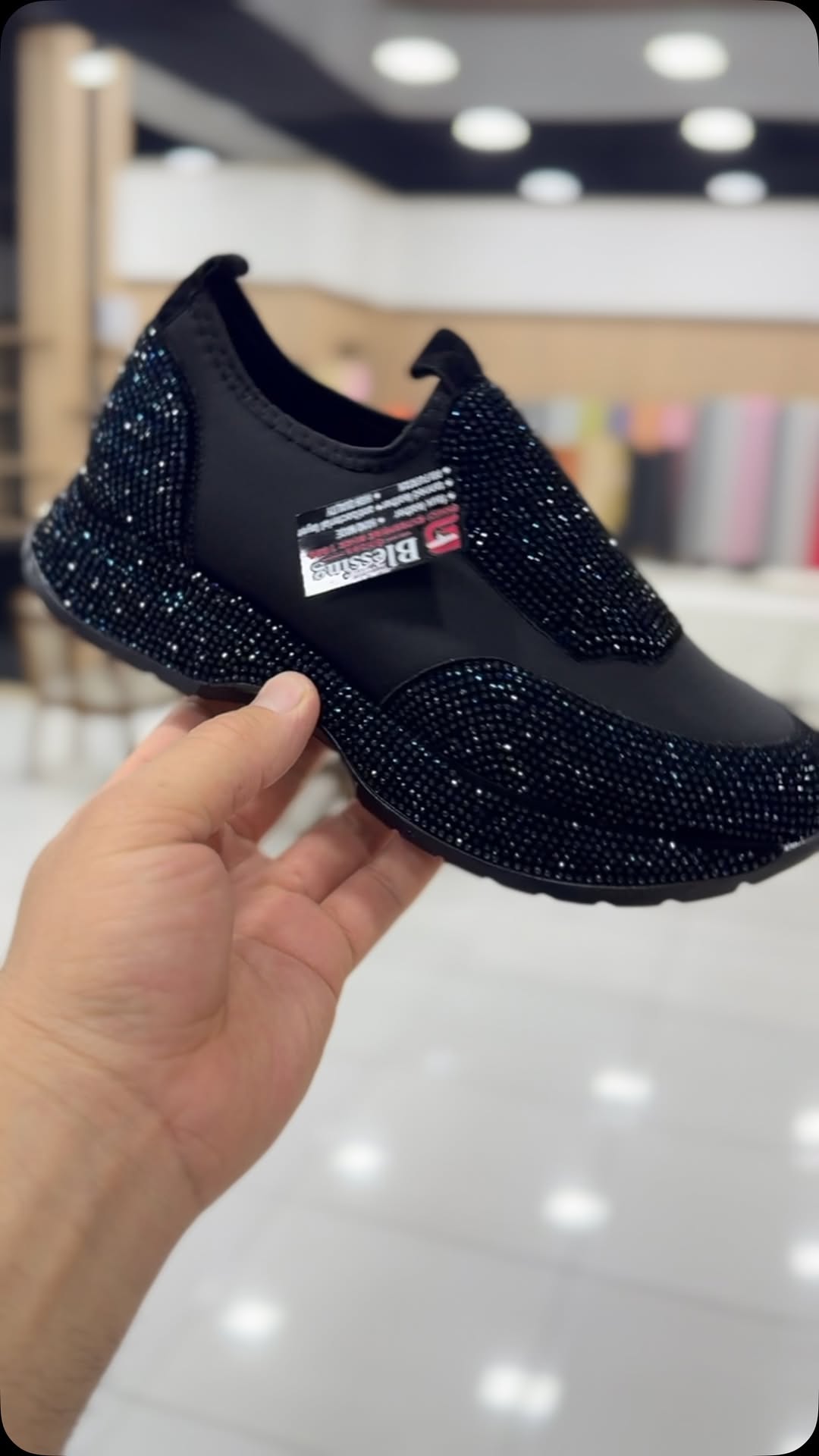 Divatos, mindennapi cipők kristályokkal