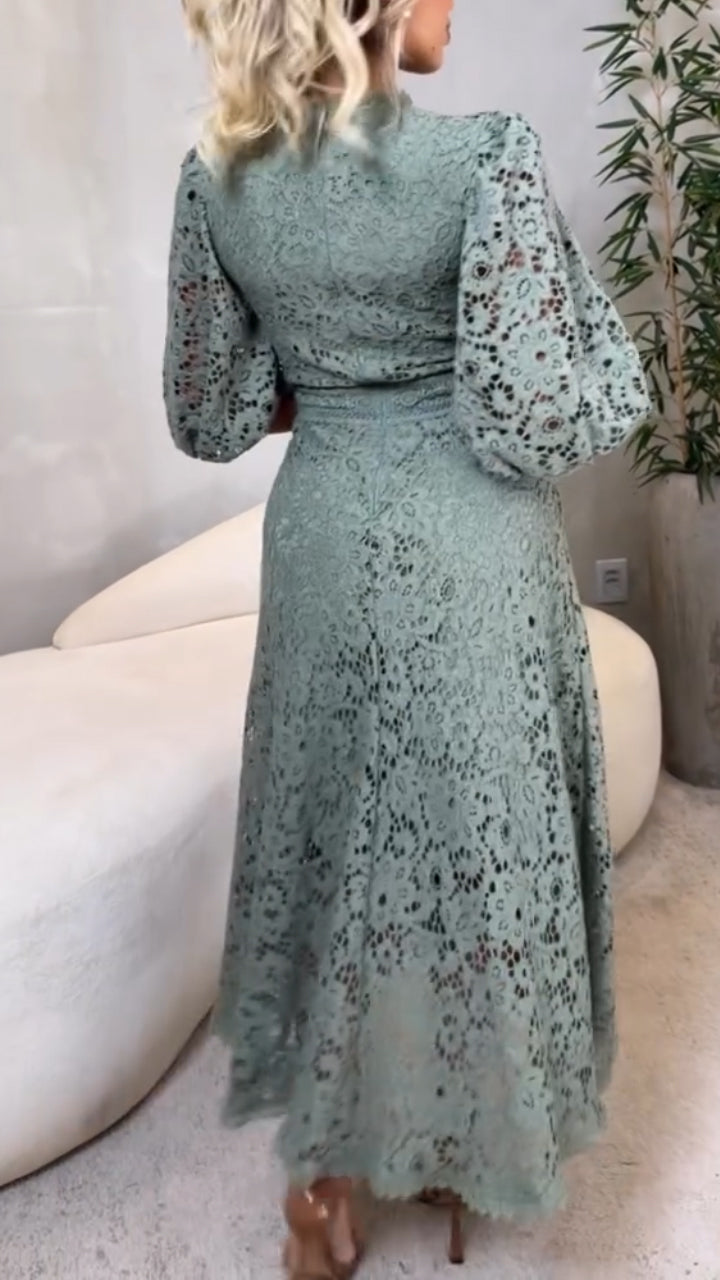 Női csipke ruha kerek nyakkivágással és "nyári" ujjakkal