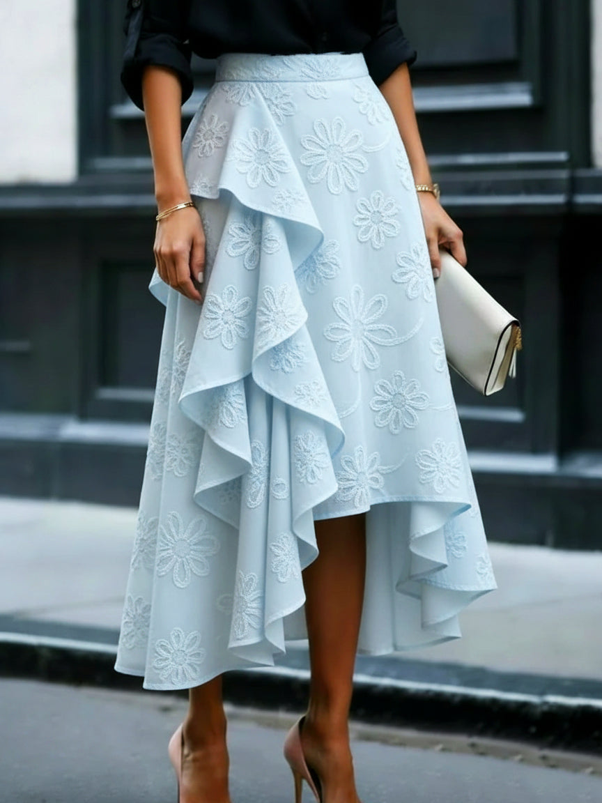 Elegáns, romantikus szoknya fodros és virágos hímzéssel