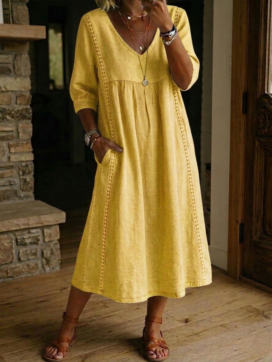 Laza, lezser ruha lenvászon és pamut anyagból, csipkeszegéllyel.