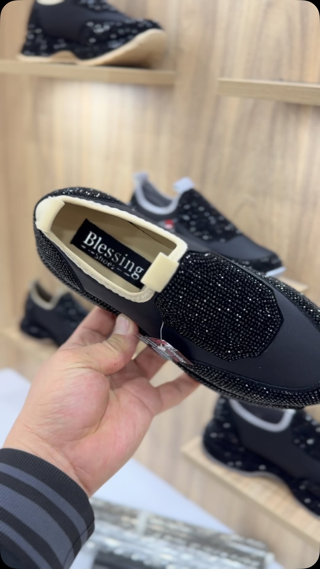 Divatos, mindennapi cipők kristályokkal