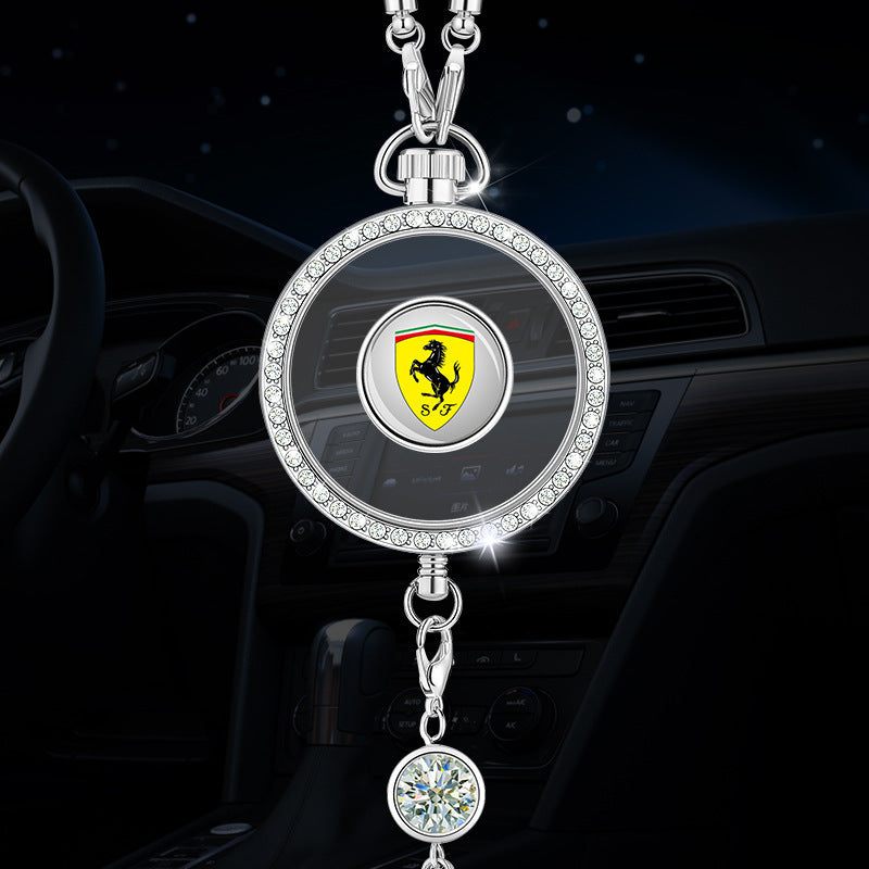 Autó aromaterápiás logós medál fémből és gyémántokból