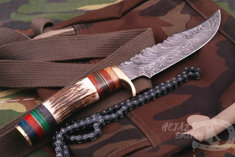 Kézzel készített nyúzókés damaszkuszi acélból, 15 cm hosszú, agancs nyéllel.