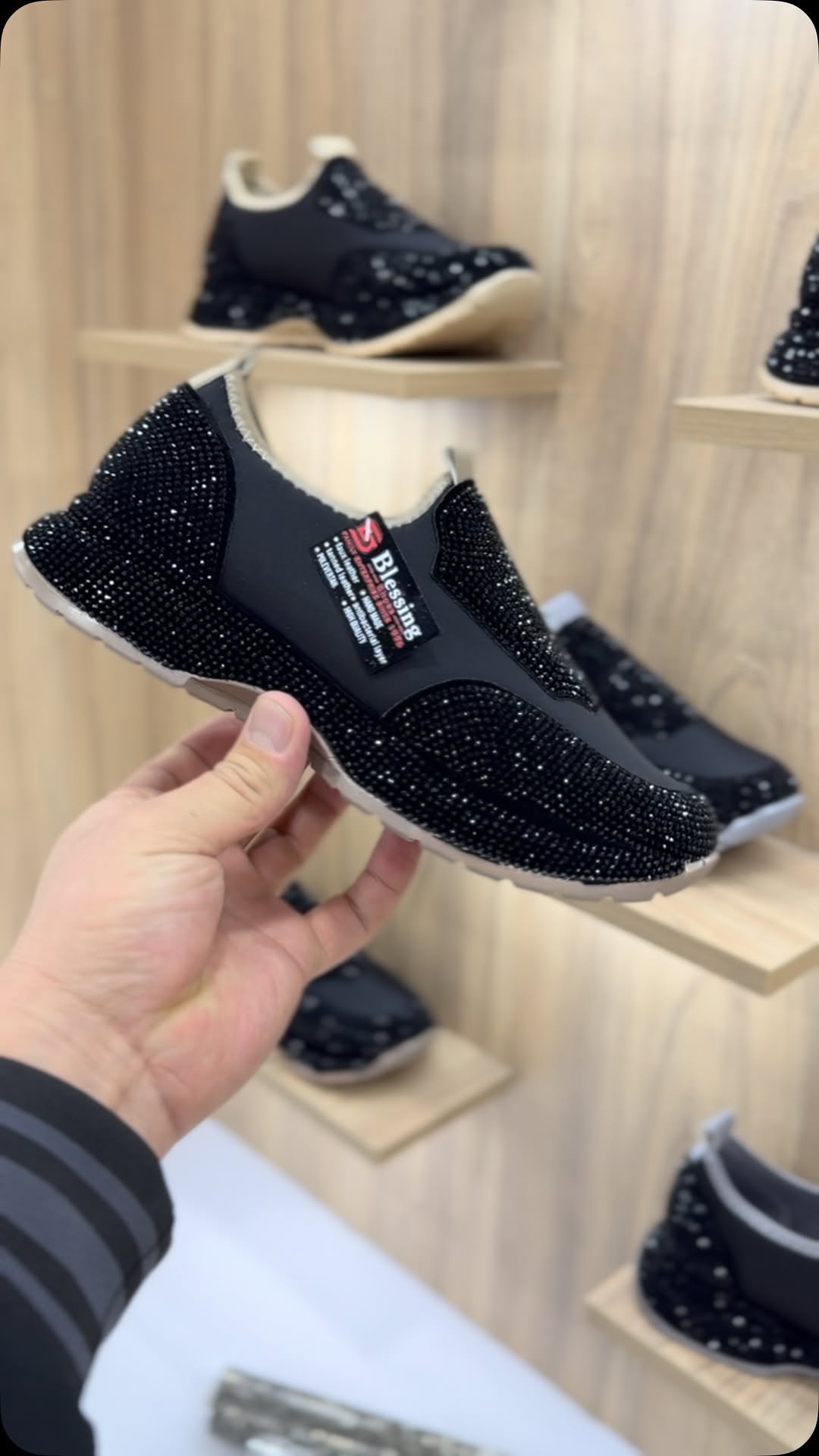 Divatos, mindennapi cipők kristályokkal