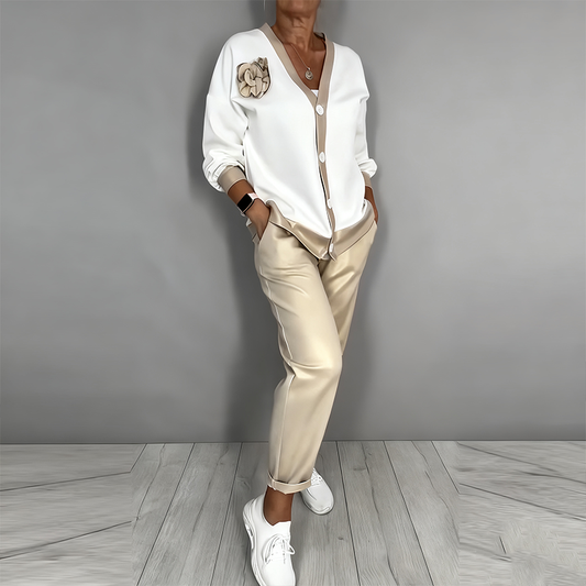 Női kétrészes szett, amely egy V-nyakú felsőből és egy magas derekú nadrágból áll.