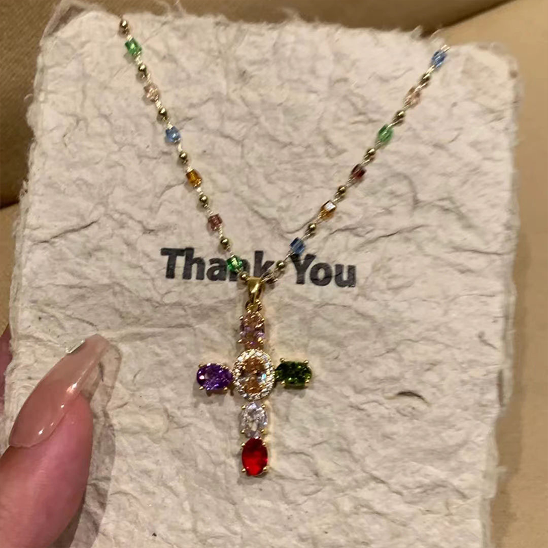 Színes nyakláncok kristálykereszttel