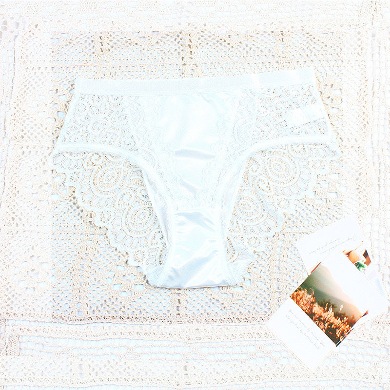 Kényelmes és varrásmentes bugyi elegáns csipkével