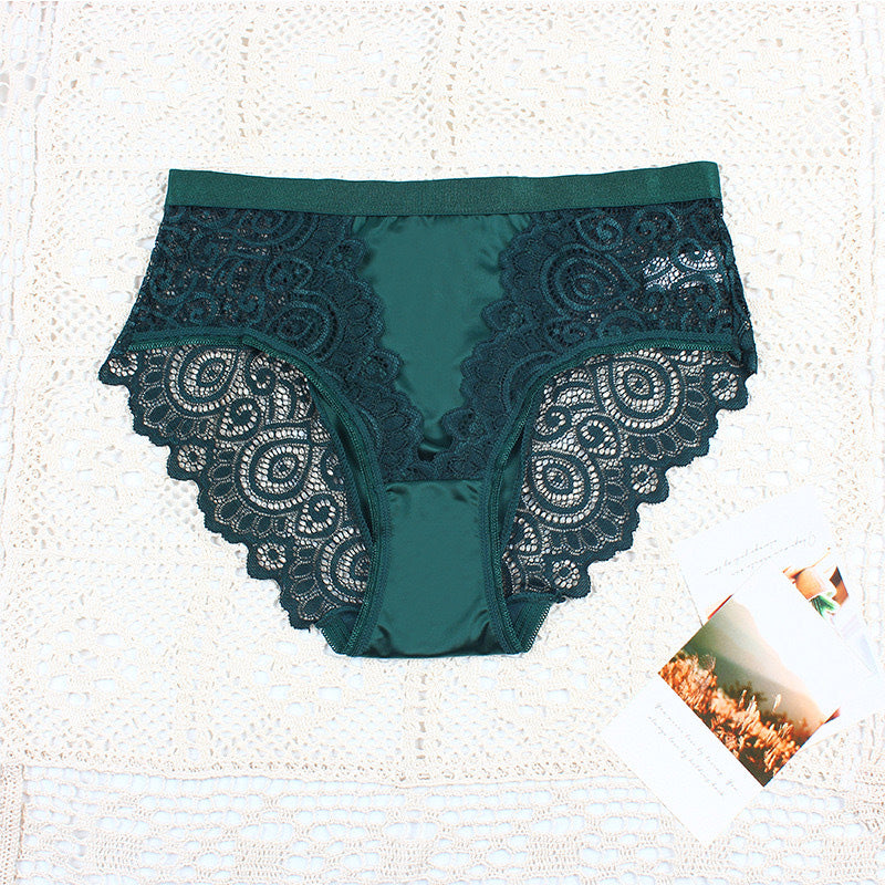 Kényelmes és varrásmentes bugyi elegáns csipkével