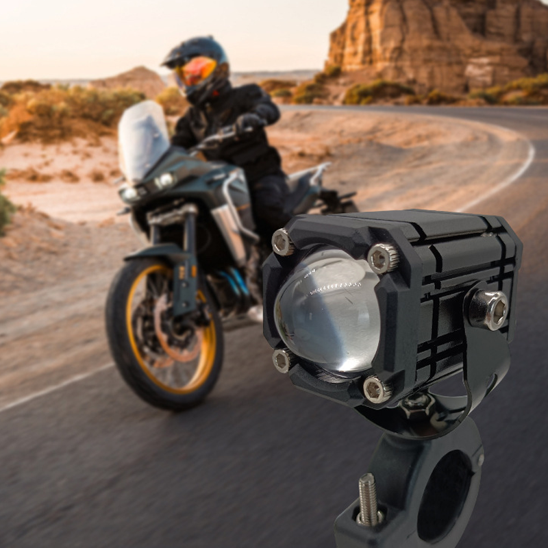 🏍️✨ Legkelendőbb motoros LED keresőlámpák –💡 kétsugaras, nagy intenzitású, vízálló, hatékony hűtés, univerzális 12‑80V 🔧
